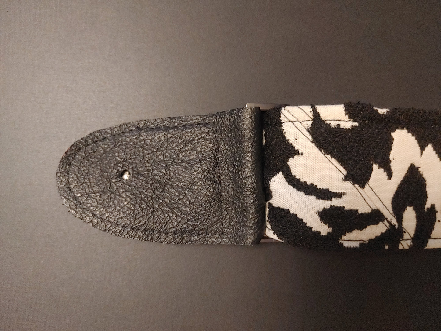 (New) 32" - 52" Black & White